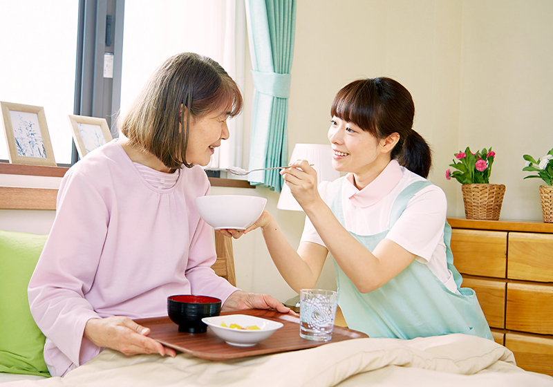 食事の介助を行う女性