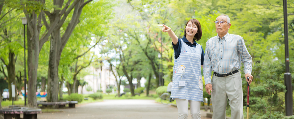 高齢者とヘルパーの散歩